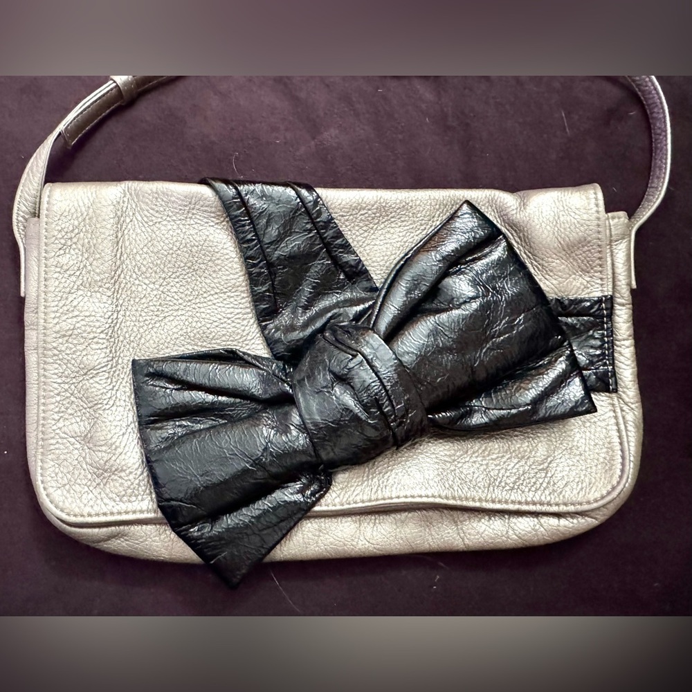 See By Chloé Bronze Leather Bag w/ Black Patent Bow, Adjustable Strap - Picture 4 of 10